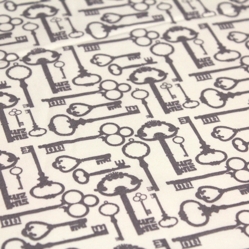 Tissu popeline de coton aux clefs vintage taupe, fond écru - tissuspipi.com