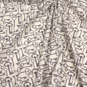 Tissu popeline de coton aux clefs vintage taupe, fond écru - tissuspipi.com