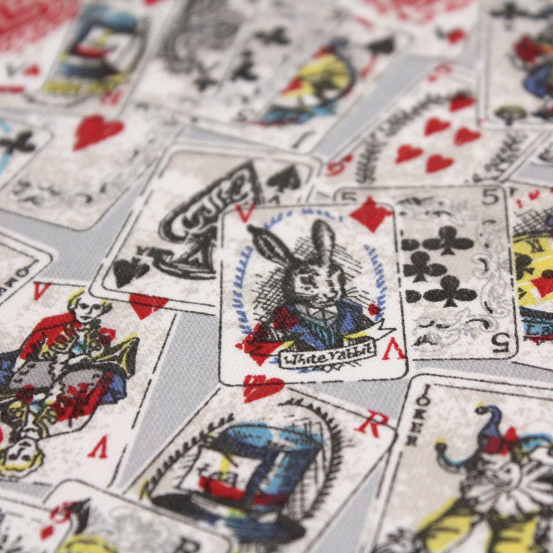 Tissu de coton ALICE au lapin blanc & au jeu de cartes, fond gris clair - Oeko - Tex - tissuspipi.com