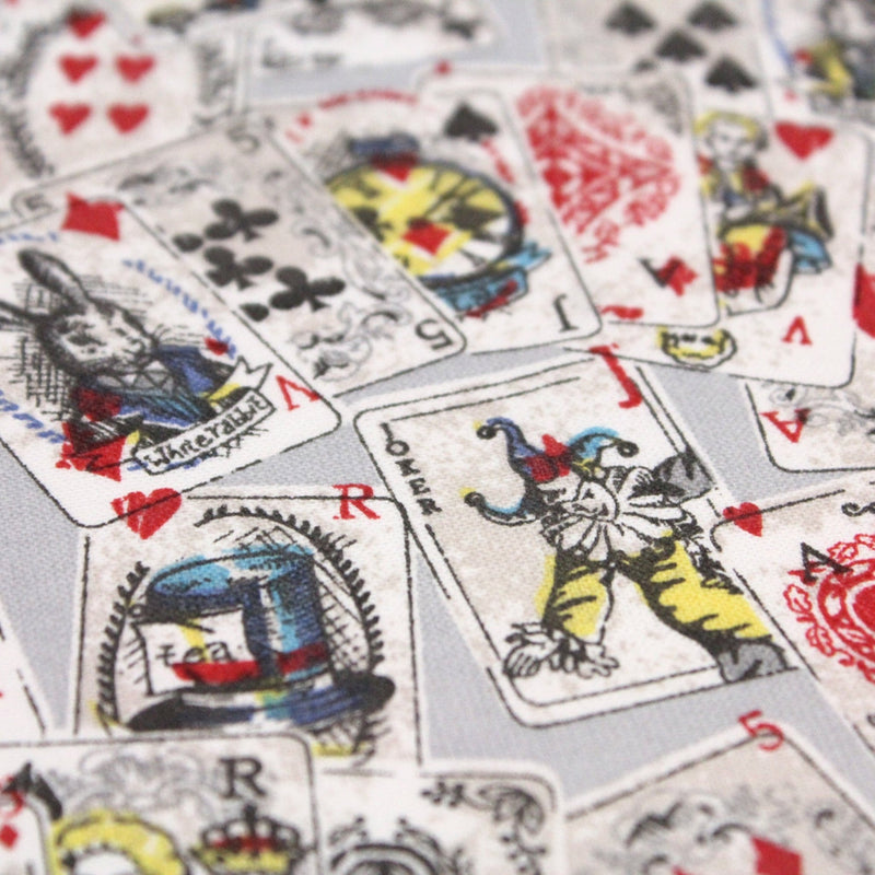 Tissu de coton ALICE au lapin blanc & au jeu de cartes, fond gris clair - Oeko - Tex - tissuspipi.com