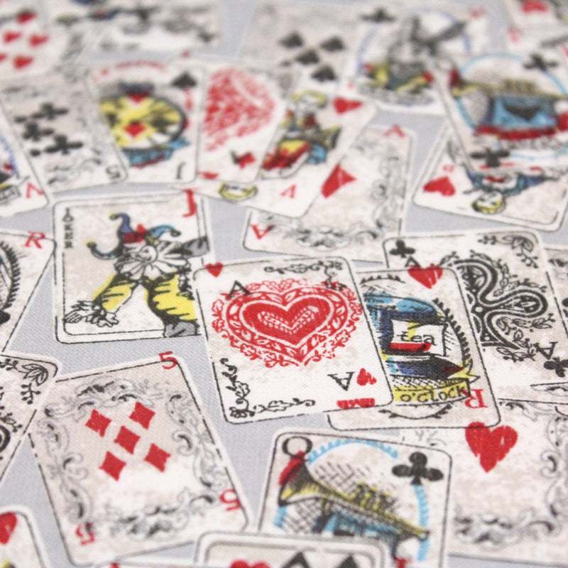 Tissu de coton ALICE au lapin blanc & au jeu de cartes, fond gris clair - Oeko - Tex - tissuspipi.com