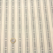 Tissu de coton de Noël scandinave aux étoiles de neiges grises, fond écru - tissuspipi.com