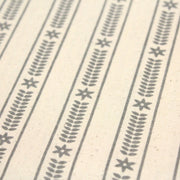 Tissu de coton de Noël scandinave aux étoiles de neiges grises, fond écru - tissuspipi.com