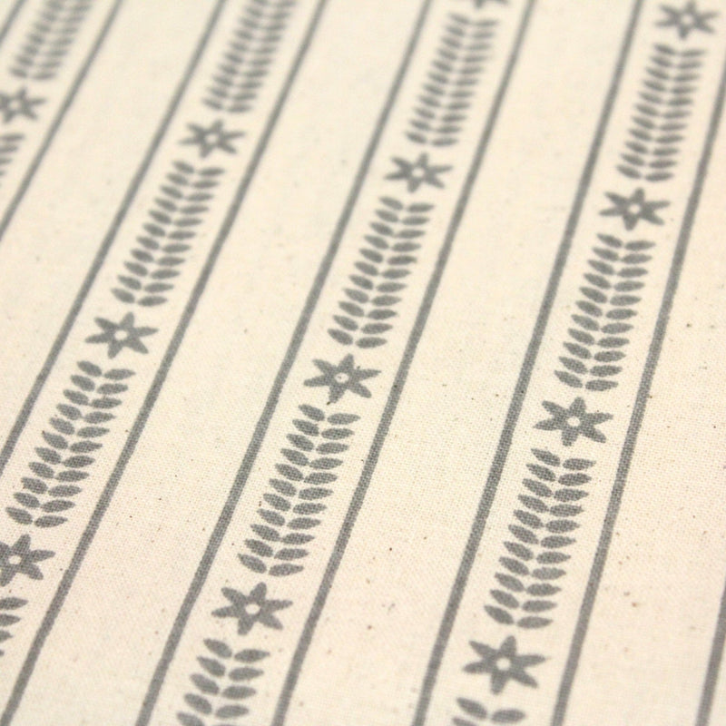 Tissu de coton de Noël scandinave aux étoiles de neiges grises, fond écru - tissuspipi.com