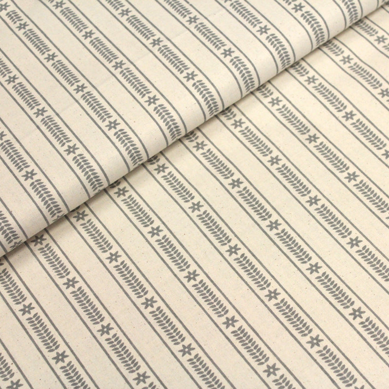 Tissu de coton de Noël scandinave aux étoiles de neiges grises, fond écru - tissuspipi.com