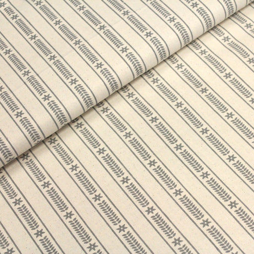 Tissu de coton de Noël scandinave aux étoiles de neiges grises, fond écru - tissuspipi.com
