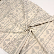 Tissu de coton de Noël scandinave aux motifs points de croix gris, fond écru - tissuspipi.com