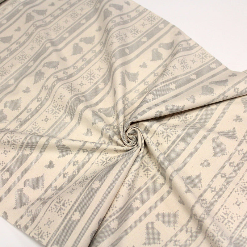 Tissu de coton de Noël scandinave aux motifs points de croix gris, fond écru - tissuspipi.com