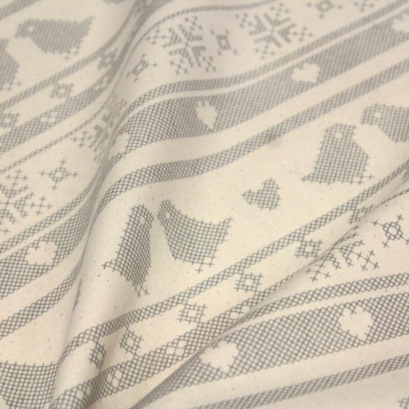 Tissu de coton de Noël scandinave aux motifs points de croix gris, fond écru - tissuspipi.com
