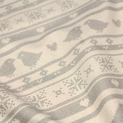 Tissu de coton de Noël scandinave aux motifs points de croix gris, fond écru - tissuspipi.com