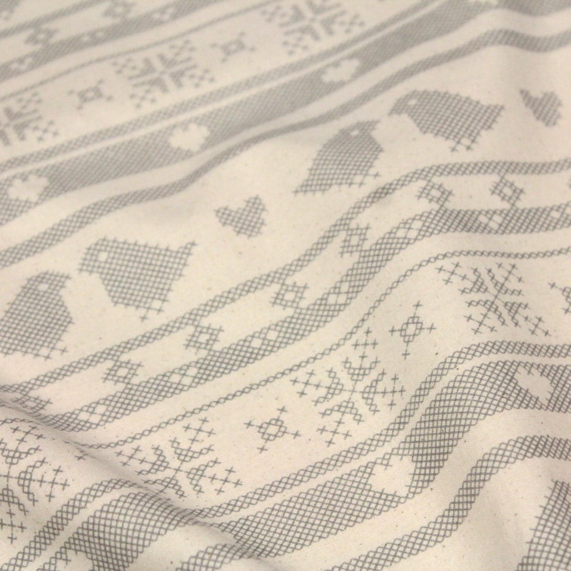Tissu de coton de Noël scandinave aux motifs points de croix gris, fond écru - tissuspipi.com