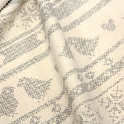 Tissu de coton de Noël scandinave aux motifs points de croix gris, fond écru - tissuspipi.com