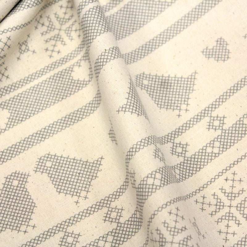 Tissu de coton de Noël scandinave aux motifs points de croix gris, fond écru - tissuspipi.com