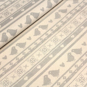 Tissu de coton de Noël scandinave aux motifs points de croix gris, fond écru - tissuspipi.com