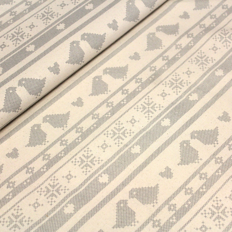 Tissu de coton de Noël scandinave aux motifs points de croix gris, fond écru - tissuspipi.com
