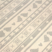 Tissu de coton de Noël scandinave aux motifs points de croix gris, fond écru - tissuspipi.com