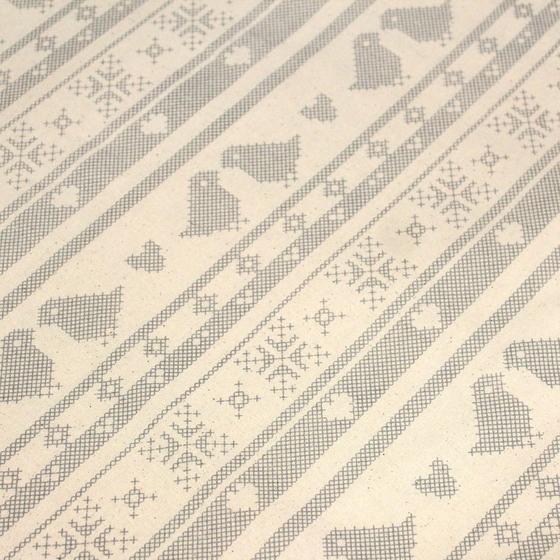 Tissu de coton de Noël scandinave aux motifs points de croix gris, fond écru - tissuspipi.com