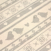 Tissu de coton de Noël scandinave aux motifs points de croix gris, fond écru - tissuspipi.com