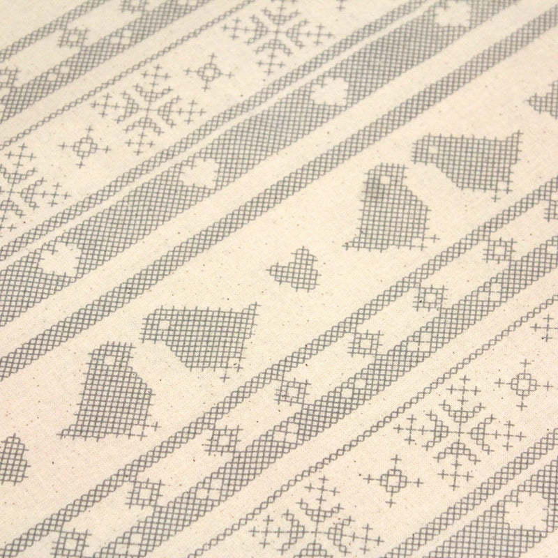 Tissu de coton de Noël scandinave aux motifs points de croix gris, fond écru - tissuspipi.com