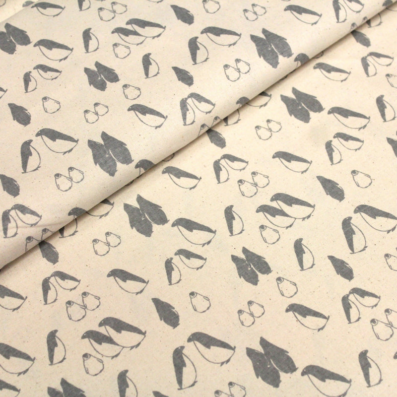 Tissu de coton de Noël scandinave aux pingouins gris, fond écru - tissuspipi.com