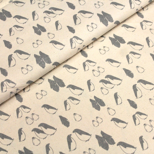 Tissu de coton de Noël scandinave aux pingouins gris, fond écru - tissuspipi.com