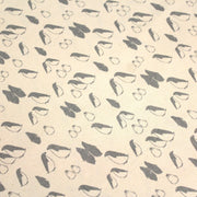 Tissu de coton de Noël scandinave aux pingouins gris, fond écru - tissuspipi.com