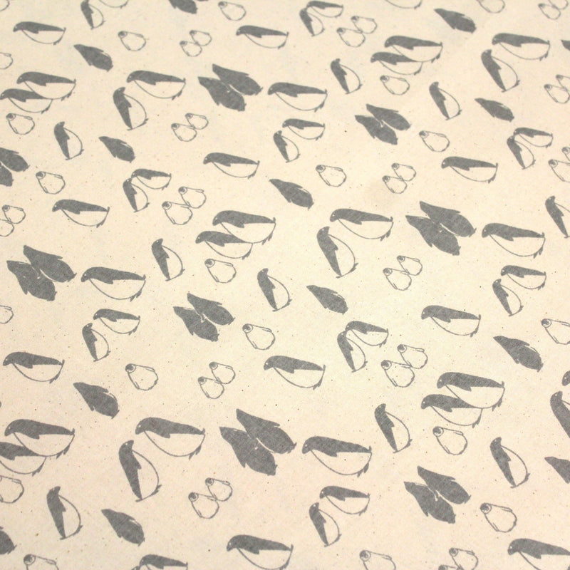 Tissu de coton de Noël scandinave aux pingouins gris, fond écru - tissuspipi.com