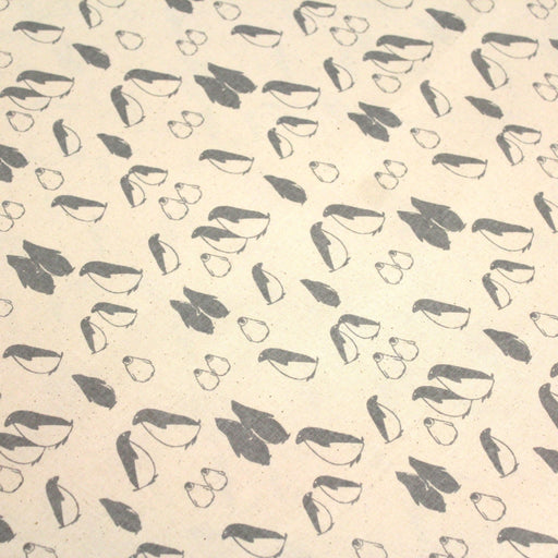 Tissu de coton de Noël scandinave aux pingouins gris, fond écru - tissuspipi.com