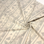 Tissu de coton de Noël scandinave aux motifs points de croix gris, fond écru - tissuspipi.com