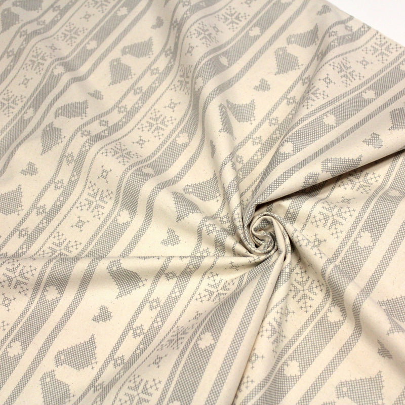 Tissu de coton de Noël scandinave aux motifs points de croix gris, fond écru - tissuspipi.com