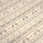 Tissu de coton de Noël scandinave aux motifs points de croix gris, fond écru - tissuspipi.com