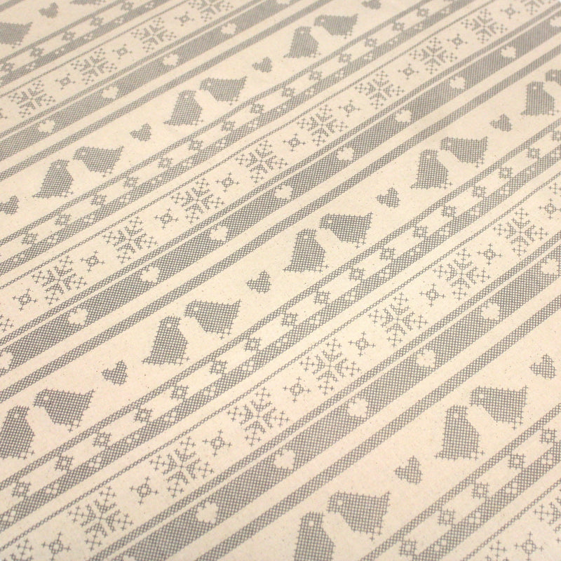 Tissu de coton de Noël scandinave aux motifs points de croix gris, fond écru - tissuspipi.com
