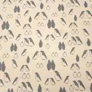 Tissu de coton de Noël scandinave aux pingouins gris, fond écru - tissuspipi.com