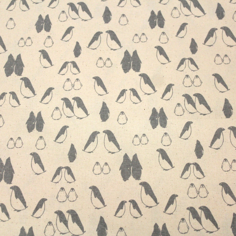 Tissu de coton de Noël scandinave aux pingouins gris, fond écru - tissuspipi.com