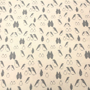 Tissu de coton de Noël scandinave aux pingouins gris, fond écru - tissuspipi.com