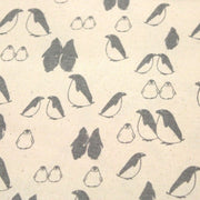 Tissu de coton de Noël scandinave aux pingouins gris, fond écru - tissuspipi.com