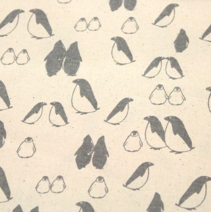 Tissu de coton de Noël scandinave aux pingouins gris, fond écru - tissuspipi.com