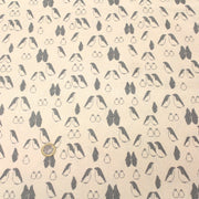 Tissu de coton de Noël scandinave aux pingouins gris, fond écru - tissuspipi.com