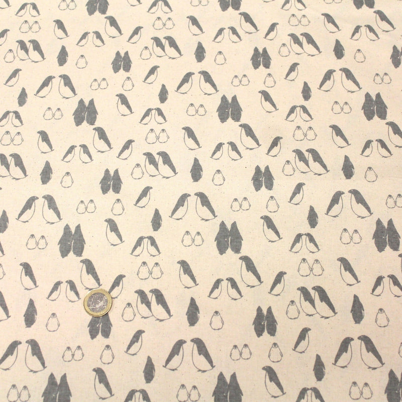 Tissu de coton de Noël scandinave aux pingouins gris, fond écru - tissuspipi.com