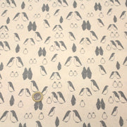 Tissu de coton de Noël scandinave aux pingouins gris, fond écru - tissuspipi.com
