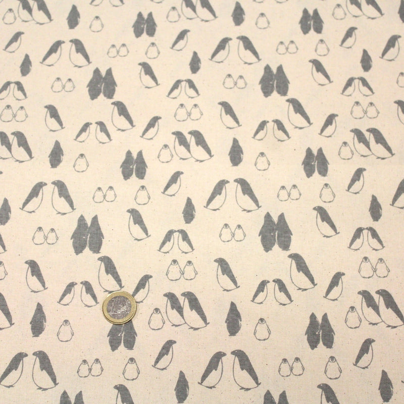Tissu de coton de Noël scandinave aux pingouins gris, fond écru - tissuspipi.com