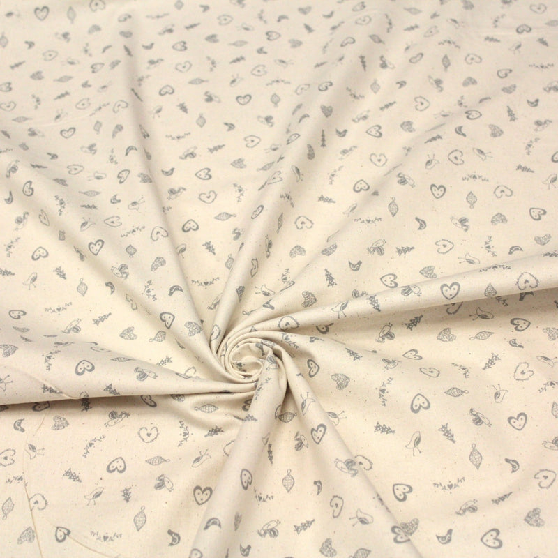 Tissu de coton de Noël scandinave aux petits objets de Noël gris, fond écru - tissuspipi.com