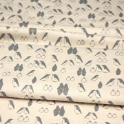Tissu de coton de Noël scandinave aux pingouins gris, fond écru - tissuspipi.com