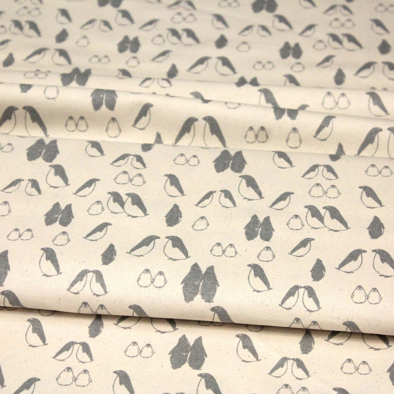Tissu de coton de Noël scandinave aux pingouins gris, fond écru - tissuspipi.com