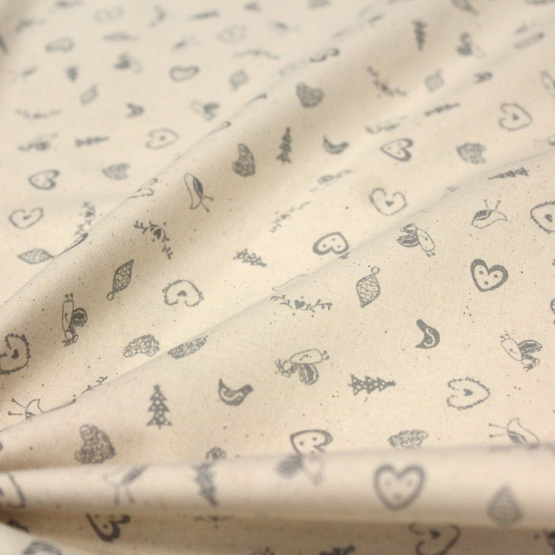 Tissu de coton de Noël scandinave aux petits objets de Noël gris, fond écru - tissuspipi.com