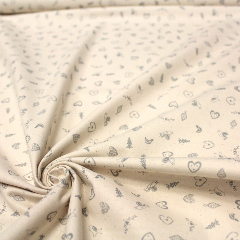 Tissu de coton de Noël scandinave aux petits objets de Noël gris, fond écru - tissuspipi.com