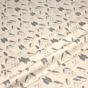 Tissu de coton de Noël scandinave aux pingouins gris, fond écru - tissuspipi.com