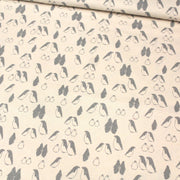 Tissu de coton de Noël scandinave aux pingouins gris, fond écru - tissuspipi.com