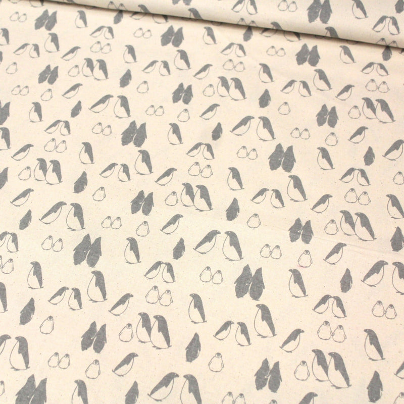 Tissu de coton de Noël scandinave aux pingouins gris, fond écru - tissuspipi.com
