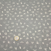 Tissu de coton de Noël scandinave aux petits objets de Noël écrus, fond gris - tissuspipi.com